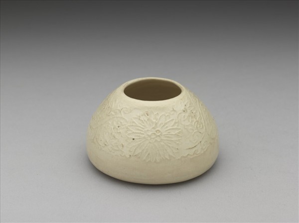 白瓷印花菊花紋水盛