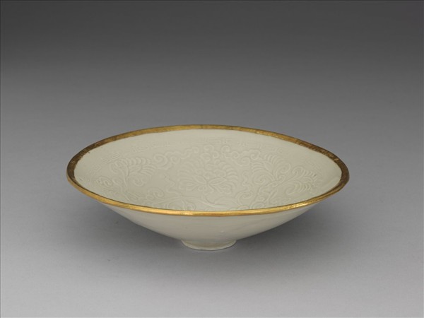 定窯 白瓷印花菊紋笠式碗