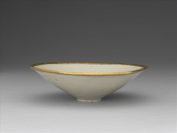 定窯 白瓷印花菊紋笠式碗