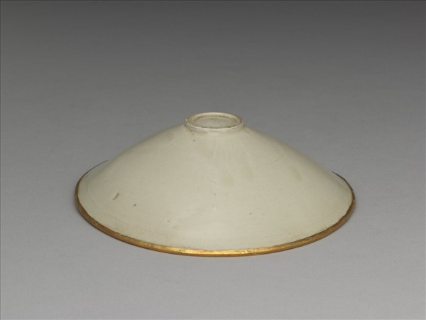 定窯 白瓷印花菊紋笠式碗