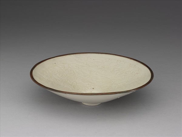 定窯 白瓷鴛鴦穿花紋笠式碗