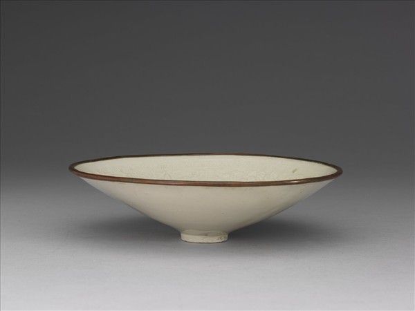 定窯 白瓷鴛鴦穿花紋笠式碗