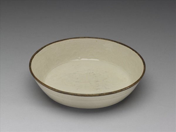 白瓷印花獅戲圖蔗段式洗