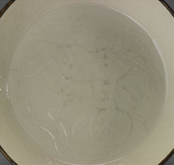 白瓷印花獅戲圖蔗段式洗