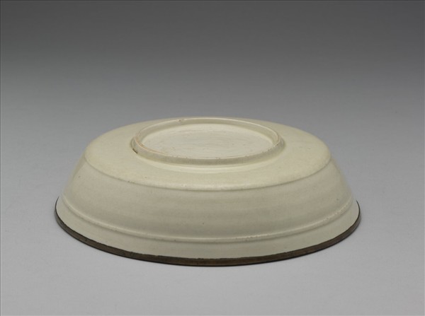 白瓷印花獅戲圖蔗段式洗