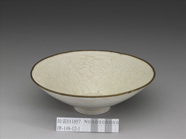 定窯 白瓷印花玫瑰紋花口碗