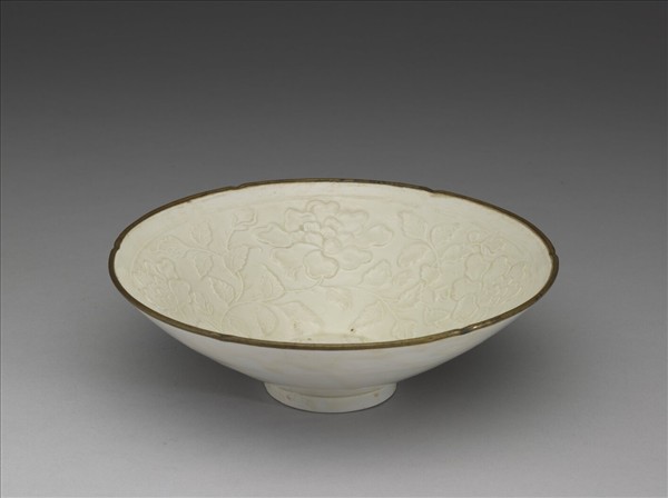 定窯 白瓷印花玫瑰紋花口碗