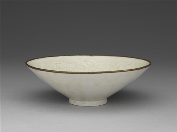 定窯 白瓷印花玫瑰紋花口碗
