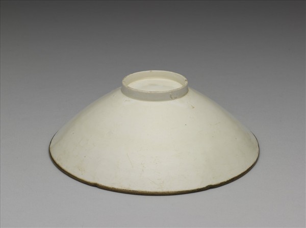 定窯 白瓷印花玫瑰紋花口碗