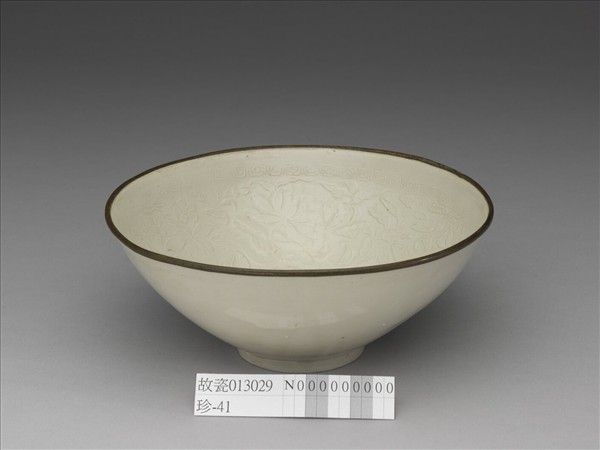 定窯 白瓷印花蓮荷雙魚紋碗