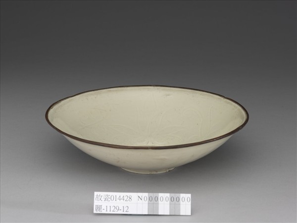 定窯 白瓷劃花蓮花紋葵口碗