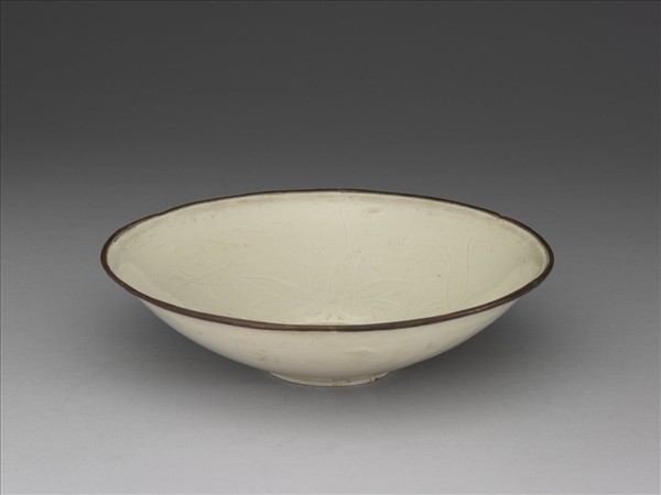 定窯 白瓷劃花蓮花紋葵口碗