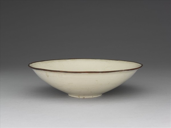 定窯 白瓷劃花蓮花紋葵口碗