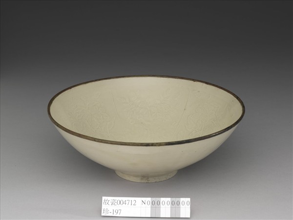 定窯 白瓷印花分格四季花卉紋碗