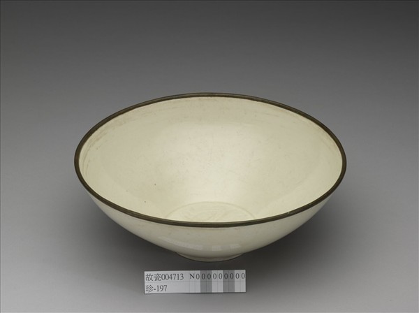 定窯 白瓷劃花魚紋碗