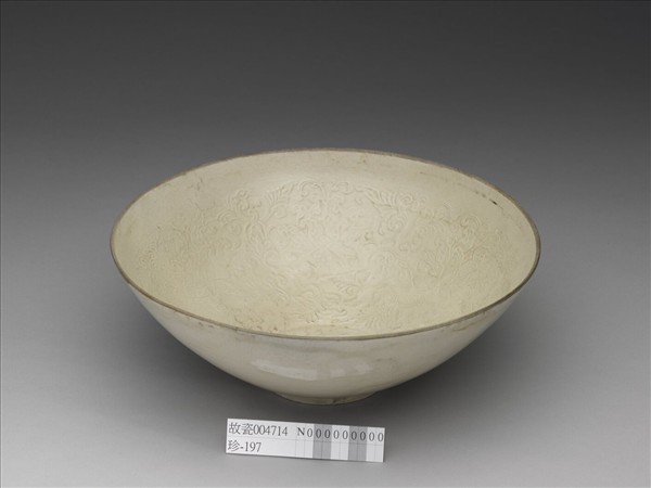 白釉印花纏枝花卉紋碗