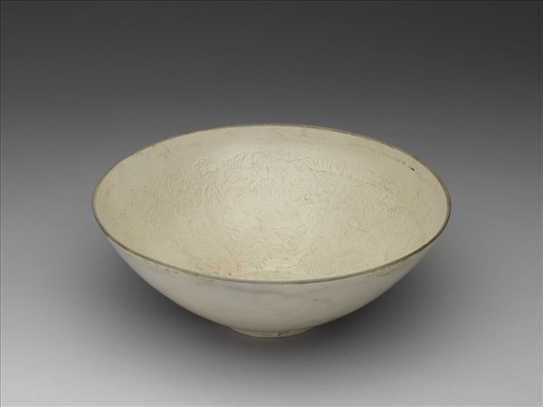 白釉印花纏枝花卉紋碗