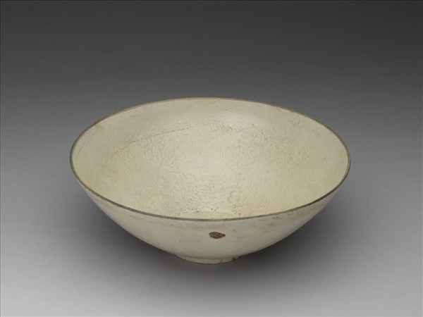 白釉印花纏枝花卉紋碗