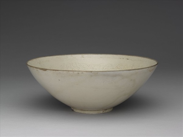 白釉印花纏枝花卉紋碗