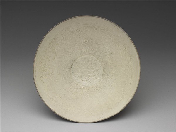 白釉印花纏枝花卉紋碗