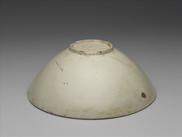 白釉印花纏枝花卉紋碗