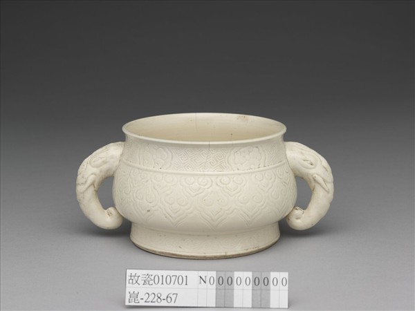 白瓷劃花雲紋象耳爐