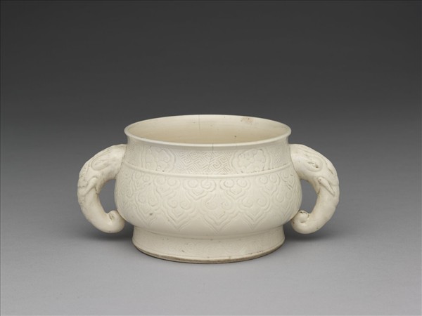 白瓷劃花雲紋象耳爐