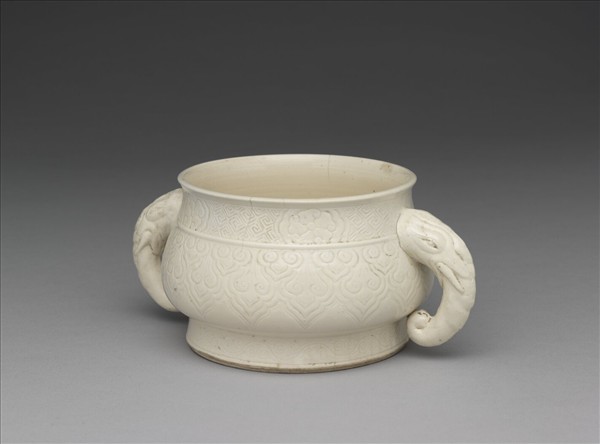 白瓷劃花雲紋象耳爐