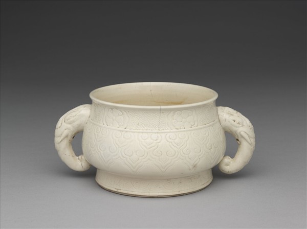 白瓷劃花雲紋象耳爐