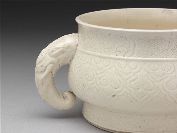 白瓷劃花雲紋象耳爐