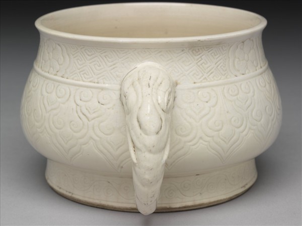 白瓷劃花雲紋象耳爐