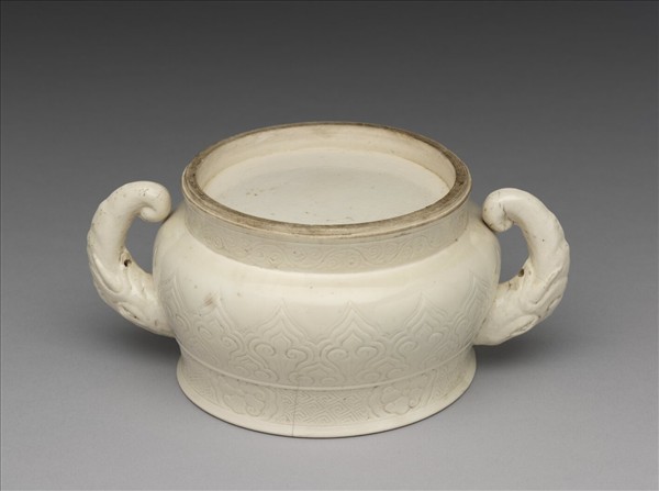 白瓷劃花雲紋象耳爐