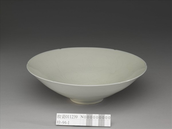 景德鎮窯系 白瓷劃花牡丹紋碗