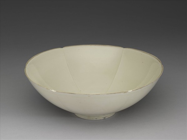 定窯 白瓷雙魚紋葵花式碗