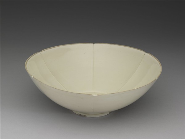 定窯 白瓷雙魚紋葵花式碗