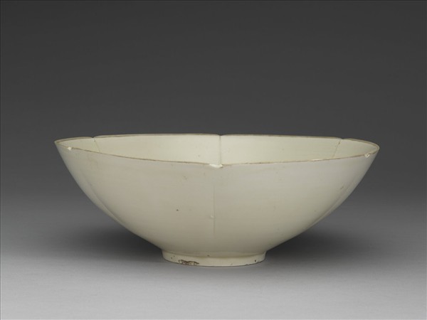 定窯 白瓷雙魚紋葵花式碗