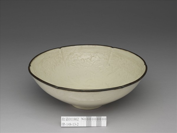 定窯 白瓷印花牡丹紋葵口碗