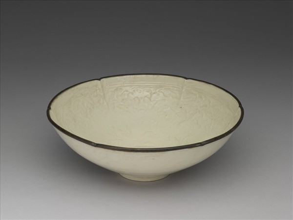 定窯 白瓷印花牡丹紋葵口碗