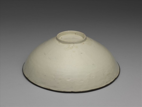 定窯 白瓷印花牡丹紋葵口碗