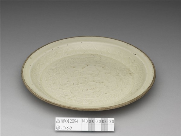 定窯 白瓷孔雀花石圖開光折沿盤