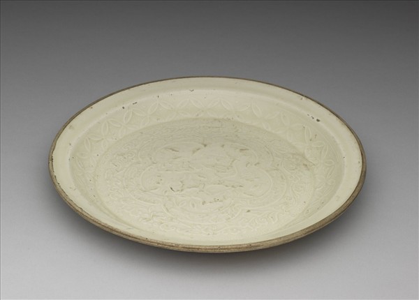 定窯 白瓷孔雀花石圖開光折沿盤