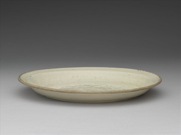 定窯 白瓷孔雀花石圖開光折沿盤