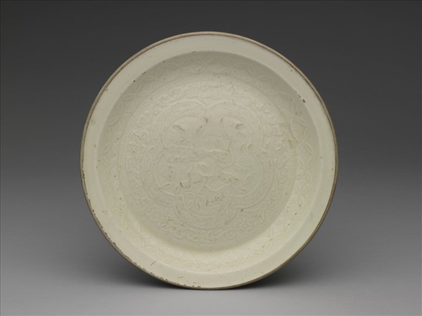 定窯 白瓷孔雀花石圖開光折沿盤