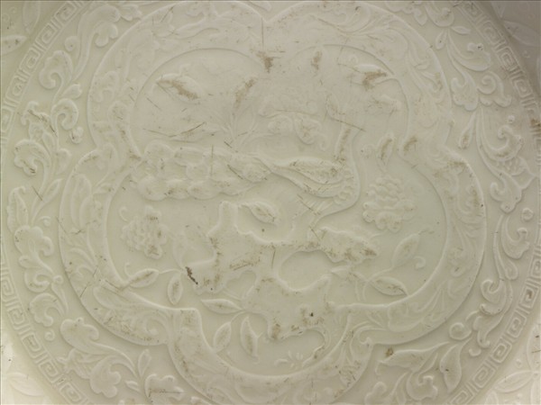 定窯 白瓷孔雀花石圖開光折沿盤