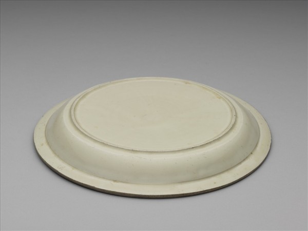 定窯 白瓷孔雀花石圖開光折沿盤