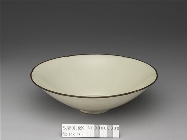 定窯 白瓷花口碗