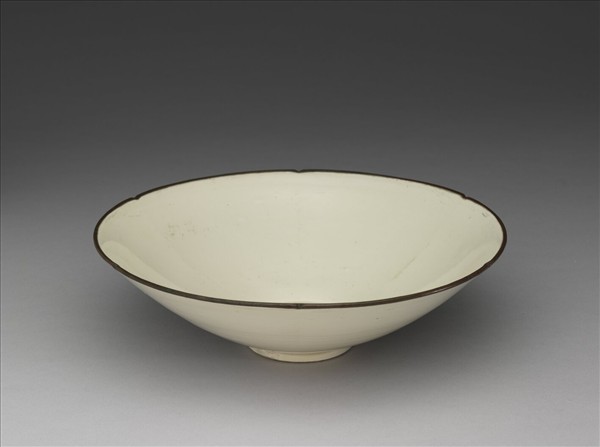 定窯 白瓷花口碗