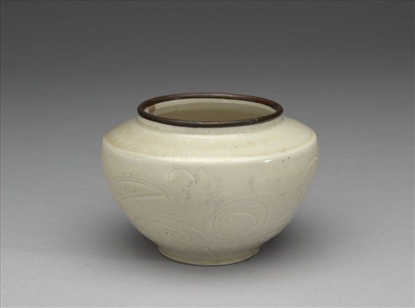 定窯 白瓷劃花萱花紋罐