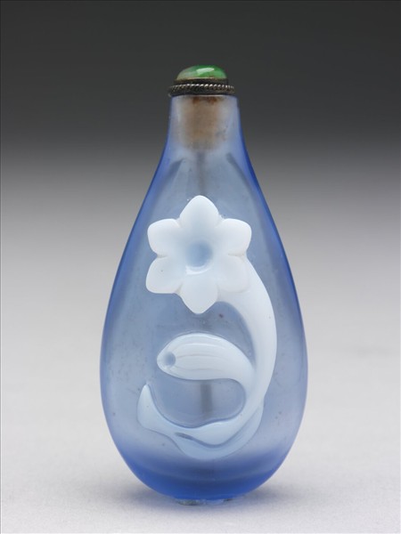 藍套白玻璃百合花鼻煙壺