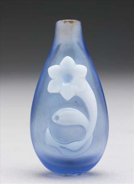 藍套白玻璃百合花鼻煙壺